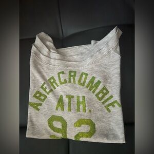 🦊😍Abercrombie Gray 3quater Sleeve Shirt with Green Logo